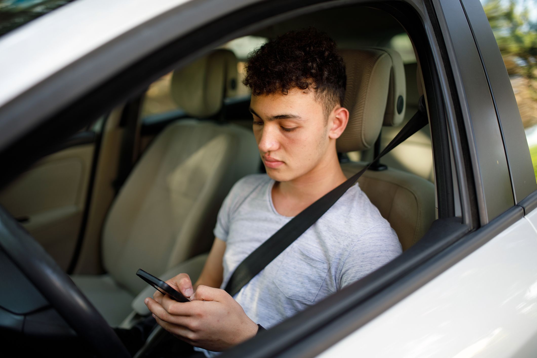 driver on cell phone texting